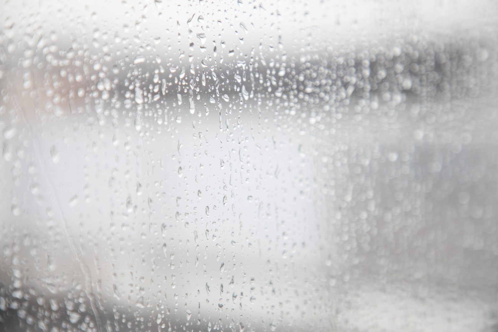 雨に濡れた窓ガラス